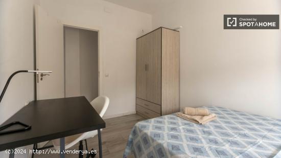 Se alquila habitación en piso de 5 habitaciones en Nou Moles - VALENCIA