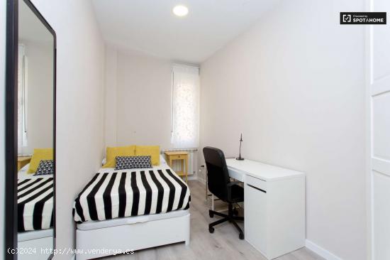 Encuentre una habitación con calefacción en un apartamento de 7 dormitorios, Malasaña - MADRID