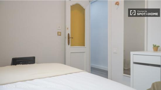 Se alquila habitación en apartamento de 5 dormitorios en Retiro - MADRID