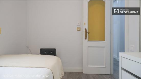 Se alquila habitación en apartamento de 5 dormitorios en Retiro - MADRID