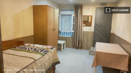 Se alquila habitación en apartamento de 2 dormitorios en Tetuán - MADRID