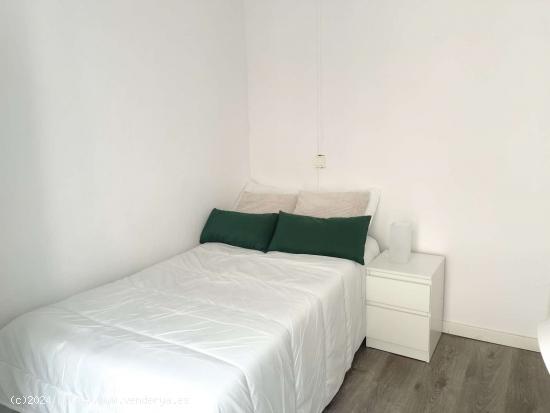 Se alquila habitación en piso compartido de 4 habitaciones en Barcelona - BARCELONA