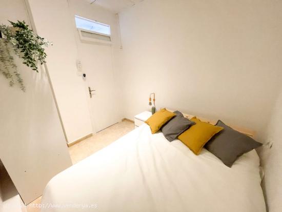 Se alquila habitación en piso compartido de 6 habitaciones en Barcelona - BARCELONA