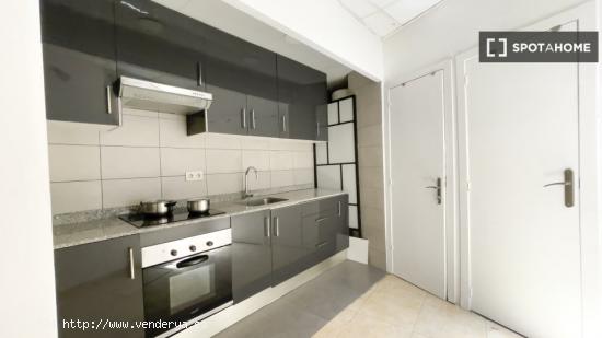 Se alquila habitación en piso compartido de 6 habitaciones en Barcelona - BARCELONA