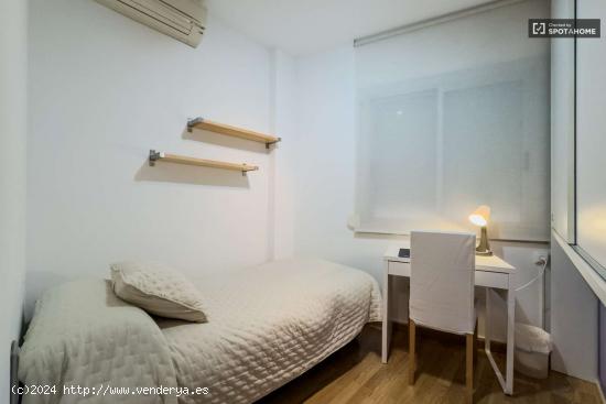 Se alquila habitación en apartamento de 3 dormitorios en Barcelona - BARCELONA