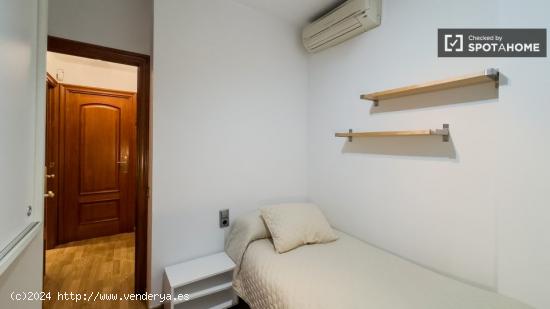 Se alquila habitación en apartamento de 3 dormitorios en Barcelona - BARCELONA