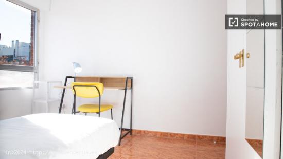 Se alquila habitación en apartamento de 3 dormitorios en Usera - MADRID