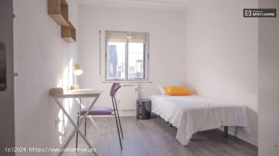  Se alquila habitación en apartamento de 3 dormitorios en Villaverde. - MADRID 