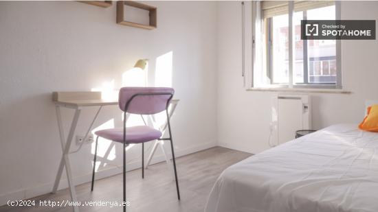 Se alquila habitación en apartamento de 3 dormitorios en Villaverde. - MADRID