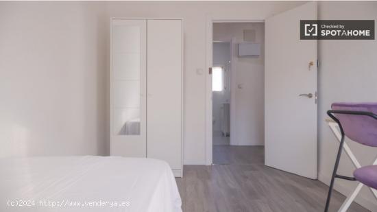 Se alquila habitación en apartamento de 3 dormitorios en Villaverde. - MADRID