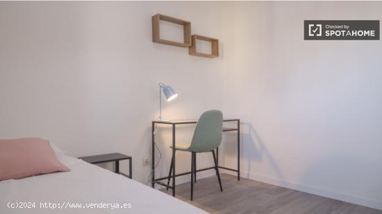 Se alquila habitación en apartamento de 3 dormitorios en Villaverde. - MADRID