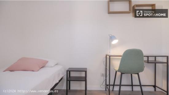 Se alquila habitación en apartamento de 3 dormitorios en Villaverde. - MADRID