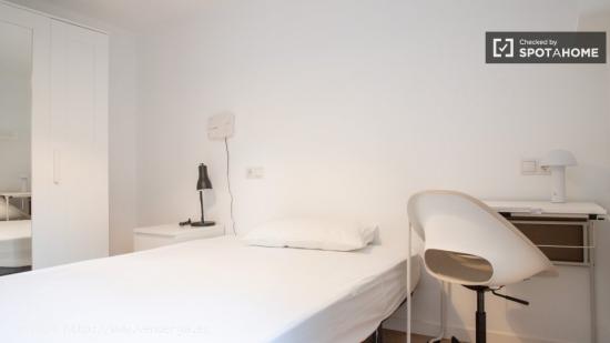 Habitaciones para alquilar en apartamento de 3 dormitorios en Carabanchel - MADRID