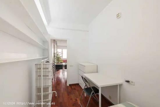 Se alquila habitación en piso compartido de 3 habitaciones en Barcelona - BARCELONA