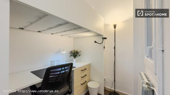 Se alquila habitación en apartamento de 4 dormitorios en Gràcia - BARCELONA