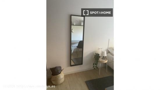 Se alquila habitación en piso de 4 dormitorios en Valencia - VALENCIA