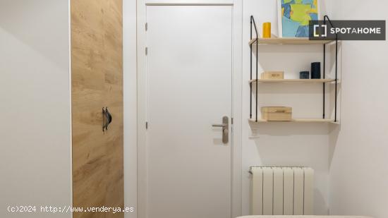 Habitación en piso compartido en barcelona. - BARCELONA