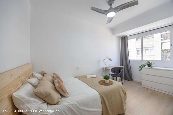  Se alquila habitación en piso de 6 habitaciones en Valencia - VALENCIA 