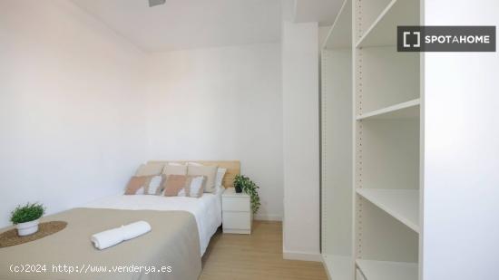 Se alquila habitación en piso de 6 habitaciones en Valencia - VALENCIA