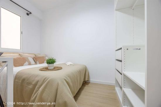  Se alquila habitación en piso de 6 habitaciones en Valencia - VALENCIA 