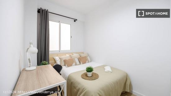 Se alquila habitación en piso de 6 habitaciones en Valencia - VALENCIA