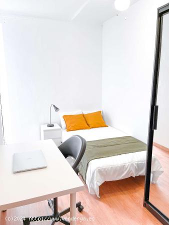 Se alquila habitación en piso compartido de 6 habitaciones en Barcelona - BARCELONA