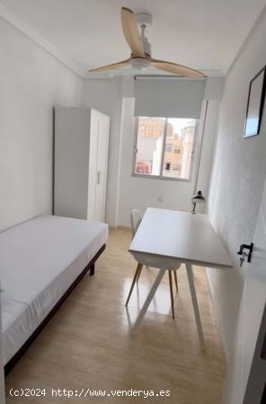  Se alquila habitación en piso de 5 habitaciones en Almería - ALMERIA 