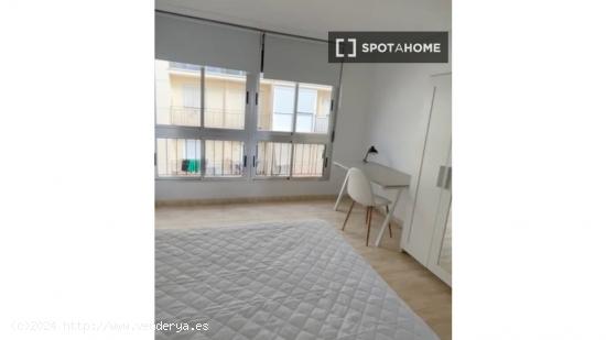 Se alquila habitación en piso de 5 habitaciones en Almería - ALMERIA