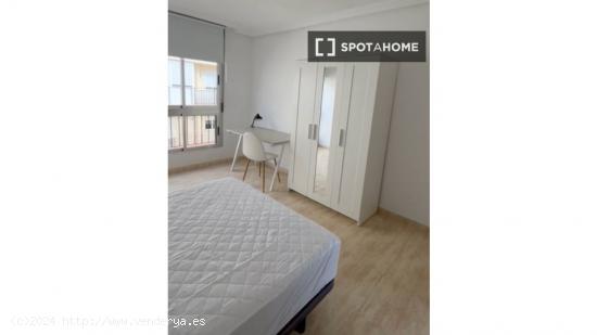 Se alquila habitación en piso de 5 habitaciones en Almería - ALMERIA