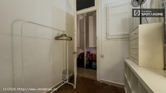 Se alquilan habitaciones en un apartamento de 5 dormitorios en Ciutat Vella - BARCELONA