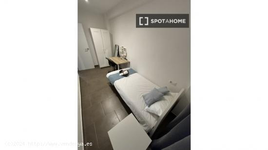 Se alquila habitación en piso de 3 habitaciones en Barcelona. - BARCELONA