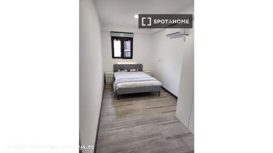 Se alquila habitación en piso de 5 habitaciones en Barcelona. - BARCELONA