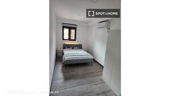 Se alquila habitación en piso de 5 habitaciones en Barcelona. - BARCELONA