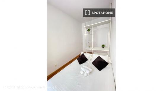 Habitación en alquiler en un apartamento de 3 dormitorios en Justicia, Madrid - MADRID