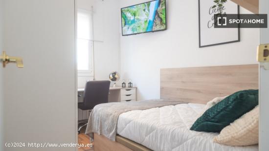 Habitación moderna con escritorio en el apartamento compartido, Chamberi - MADRID