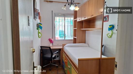 Se alquila habitación en piso compartido de 2 dormitorios en Madrid - MADRID