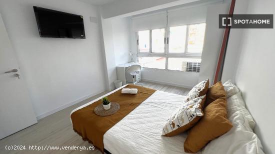 Luminosa habitación con cama doble en apartamento de 5 dormitorios en Algiros, València - VALENCIA