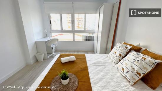 Luminosa habitación con cama doble en apartamento de 5 dormitorios en Algiros, València - VALENCIA