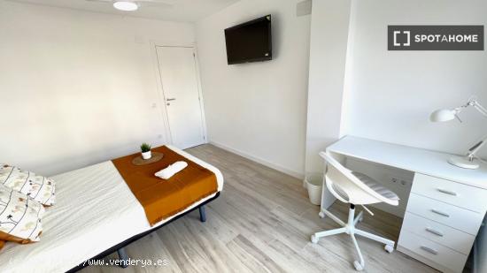 Luminosa habitación con cama doble en apartamento de 5 dormitorios en Algiros, València - VALENCIA