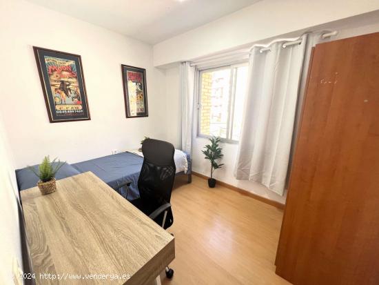 Habitación con cama individual en apartamento de 3 dormitorios en Algiros, València - VALENCIA