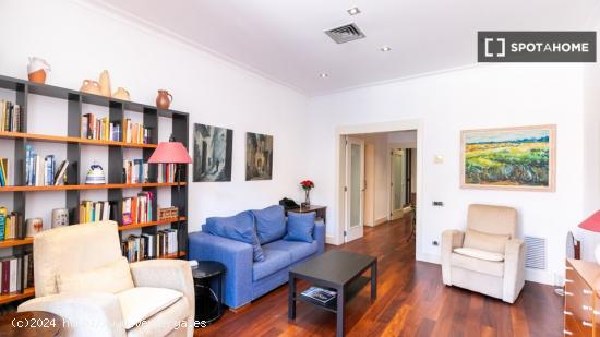 Amplio apartamento con espectacular terraza a pasos del metro Paseo de Gracia - BARCELONA