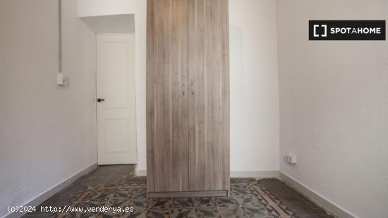 ¡Habitaciones en alquiler en piso de 4 habitaciones en Barcelona! - BARCELONA