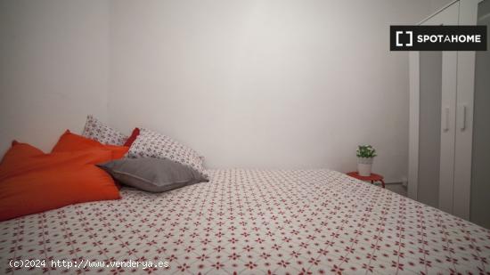 ¡Habitaciones en alquiler en piso de 4 habitaciones en Barcelona! - BARCELONA