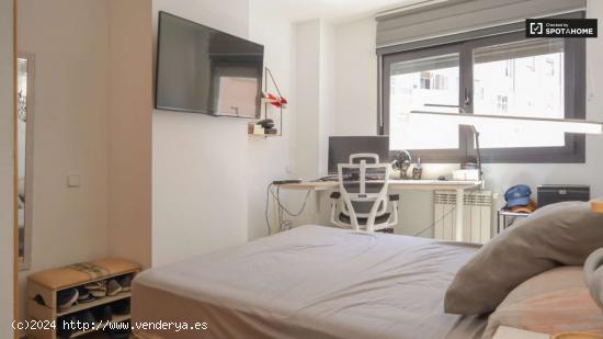 ¡Habitación en alquiler en moderno apartamento de 2 dormitorios en Madrid! - MADRID