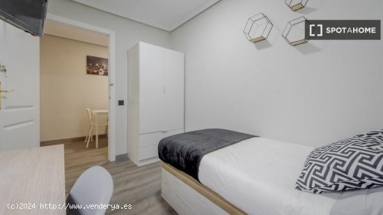 Se alquilan habitaciones en apartamento de 5 dormitorios en Tetuán - MADRID