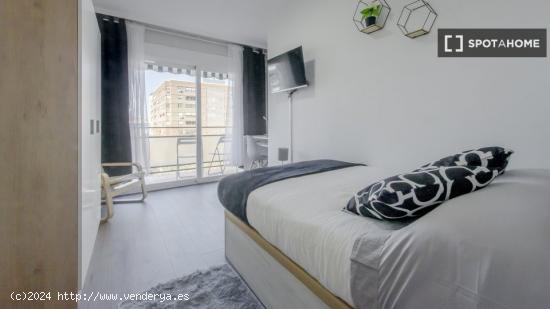 Se alquilan habitaciones en apartamento de 5 dormitorios en Tetuán - MADRID