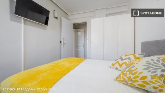 Se alquilan habitaciones en apartamento de 5 dormitorios en Tetuán - MADRID