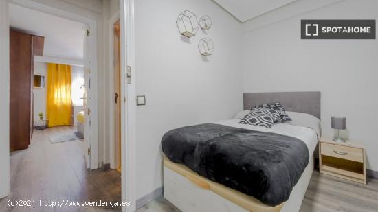 Se alquilan habitaciones en apartamento de 5 dormitorios en Tetuán - MADRID