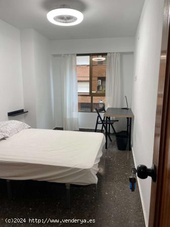 Se alquila habitación en piso compartido de 4 habitaciones en Valencia - VALENCIA