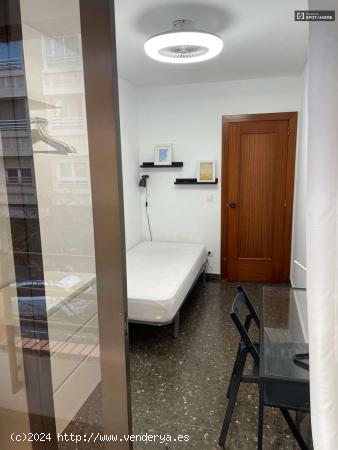 Se alquila habitación en piso compartido de 4 habitaciones en Valencia - VALENCIA